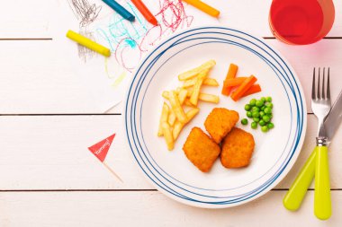 Çocuk yemeği (akşam yemeği) - tavuk nuggets, patates kızartması, havuç ve yeşil p