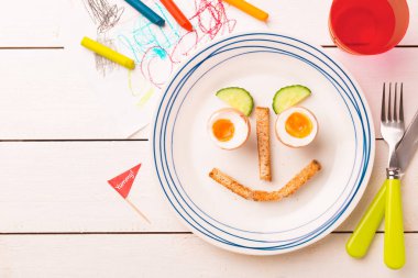 Komik yüz - çocuk kahvaltısı - yumurta, tost ve salatalık