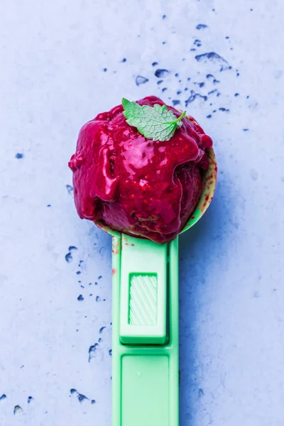 Sorvete de framboesa - verão frio, sobremesa frutada refrescante — Fotografia de Stock