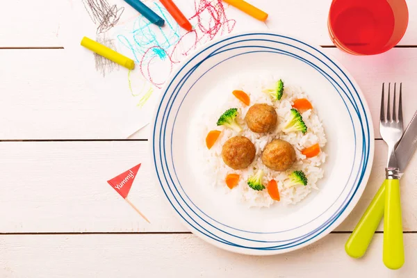 Comida infantil (cena): albóndigas, arroz, brócoli y zanahoria — Foto de Stock
