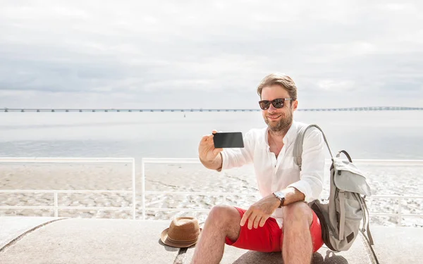Touristenmann macht ein Foto von sich (Selfie) mit Smartphone — Stockfoto