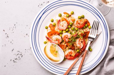 Akşam yemeği (öğle yemeği) - karides (karides), bulgur, havuç ve bezelye