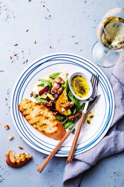 Salata - arugula (rucola), halloumi peyniri, pancar, ceviz ve
