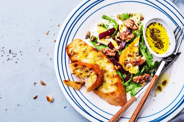 Salata - arugula (rucola), halloumi peyniri, pancar, ceviz ve — Stok fotoğraf