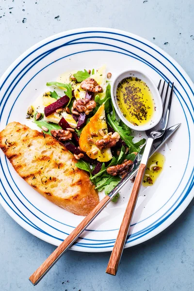 Salata - arugula (rucola), halloumi peyniri, pancar, ceviz ve — Stok fotoğraf