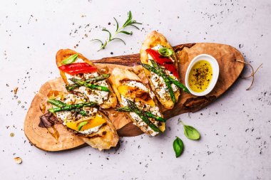 Peynir, biber ve kuşkonmaz ile tost (sandviç)