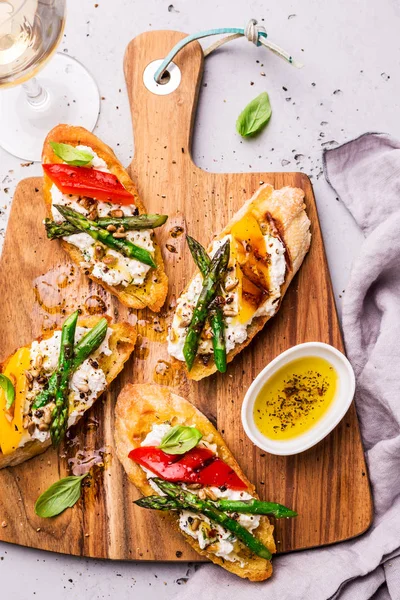 Roti panggang (roti lapis) dengan keju, lada dan asparagus — Stok Foto