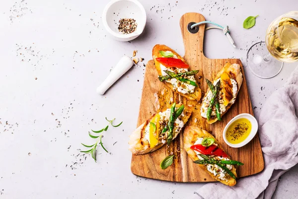 Roti panggang (roti lapis) dengan keju, lada dan asparagus — Stok Foto