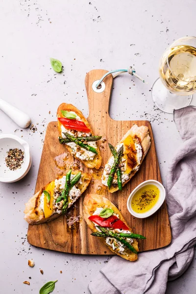 Peynir, biber ve kuşkonmaz ile tost (sandviç) — Stok fotoğraf