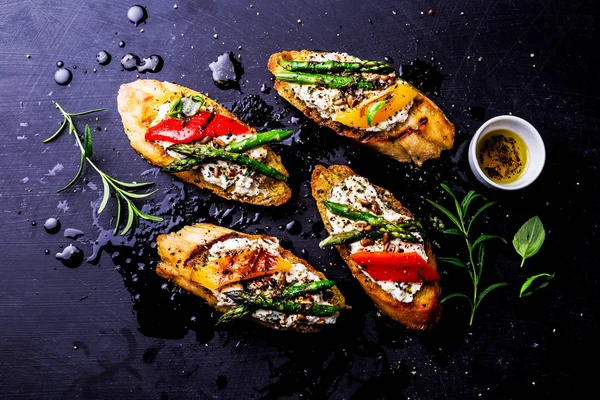Roti panggang (roti lapis) dengan keju, lada dan asparagus berwarna hitam — Stok Foto