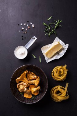 Yemek-chanterelle mantar ile tagliatelle-malzemeler