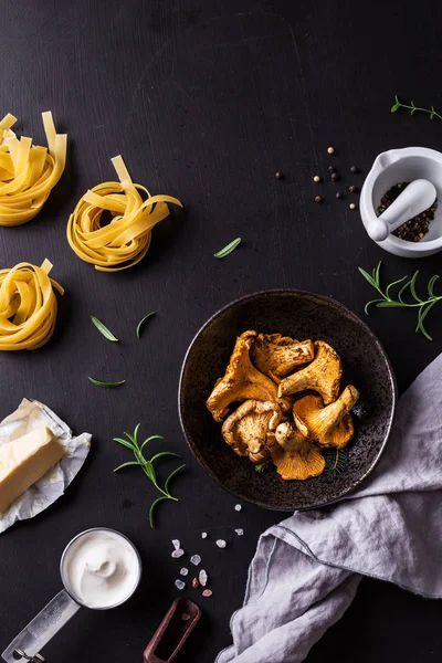 Memasak - tagliatelle dengan jamur chanterelle - bahan — Stok Foto