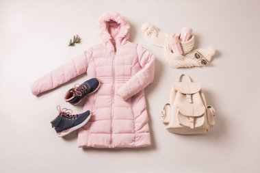 Kadınlar için kış kıyafeti - Pastel pembe ceket ve aksesuar