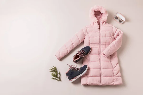 Traje de invierno para mujer - chaqueta de plumón rosa pastel y botas . — Foto de Stock