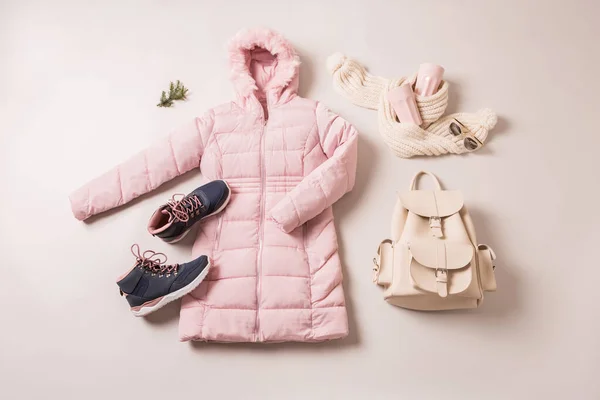 Traje de invierno para mujer - chaqueta y accesorio rosa pastel — Foto de Stock