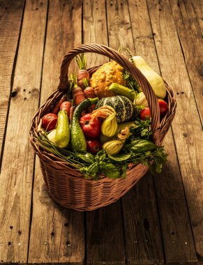 Hasır sepetin içinde renkli organik sebzeler