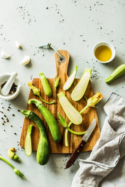 Kochen - Baby-Zucchini mit Blumen auf Holzbrett — Stockfoto