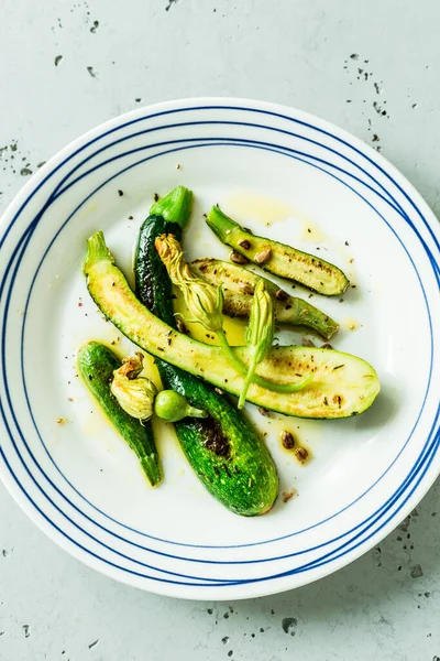 Calabacín a la parrilla con flores en el plato blanco - comida — Foto de Stock