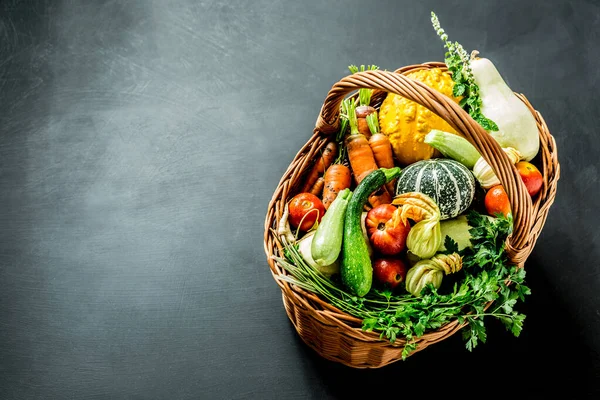 Sayuran organik berwarna dalam keranjang Wicker berwarna hitam — Stok Foto