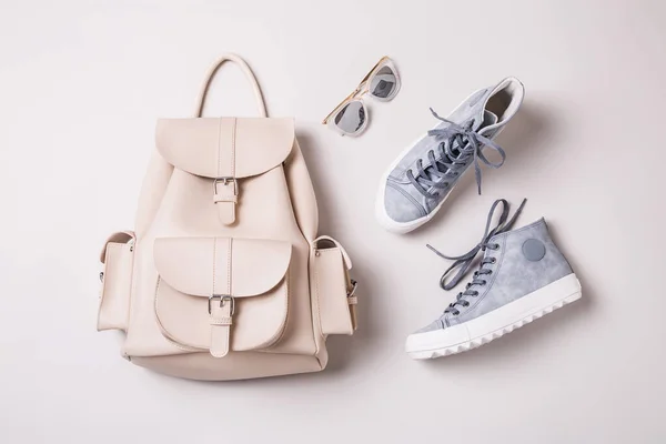Hvid rygsæk og pastelblå sneakers - mode tilbehør - Stock-foto