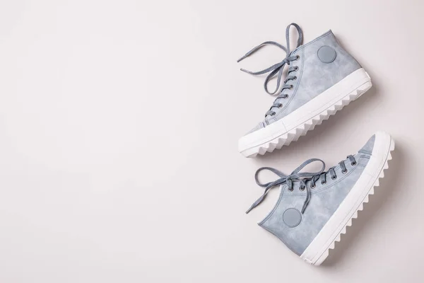Sneakers blu pastello su sfondo grigio - calzature — Foto Stock