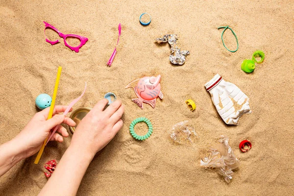 Pulizia Della Spiaggia Mani Raccolgono Spazzatura Dalla Sabbia Inquinamento Plastica — Foto Stock