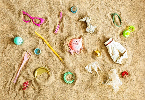 Cestino Spazzatura Sulla Spiaggia Inquinamento Plastica Crisi Ecologica Concetto Manifesto — Foto Stock