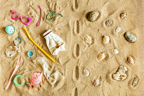 Cestino Spazzatura Contro Conchiglie Pietre Sulla Spiaggia Inquinamento Plastica Crisi — Foto Stock