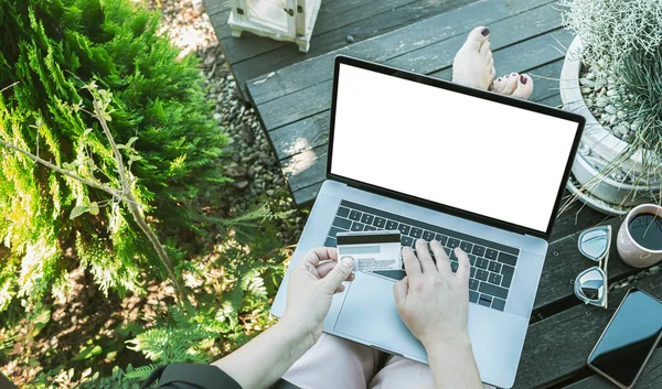 Frau Bezahlt Mit Kreditkarte Beim Online Shopping Laptop Sommer Oder — Stockfoto