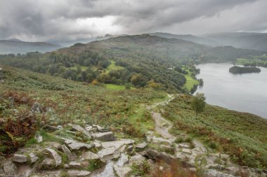 Loughrigg manzara görünümünden düştü Lake District olduğunu