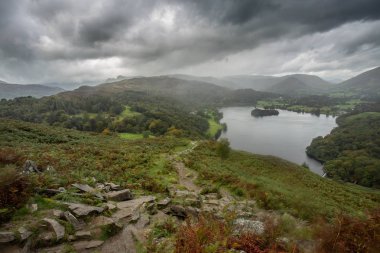 Loughrigg manzara görünümünden düştü Lake District olduğunu