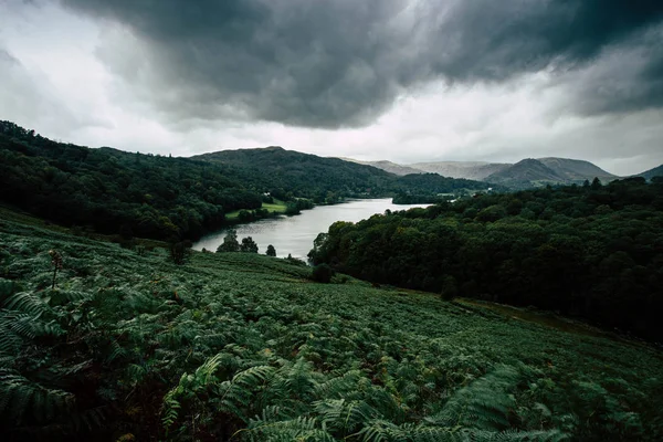 Loughrigg manzara görünümünden düştü Lake District olduğunu