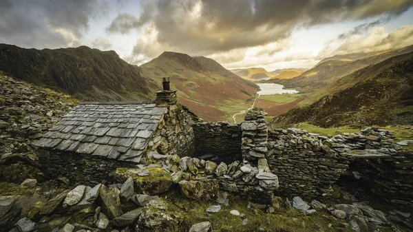 İngiltere, Lake District 'teki Warnscale Bothy' den Buttermere Gölü manzarası