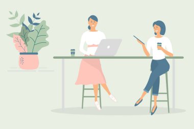 Modern ofis veya kafede masa başında oturan, defter ve tablette çalışan kadın arkadaşlar veya meslektaşlar kahve içip konuşuyorlar. Etkili ve üretken bir takım çalışması. El çizimi stili vektör tasarımı çizimleri