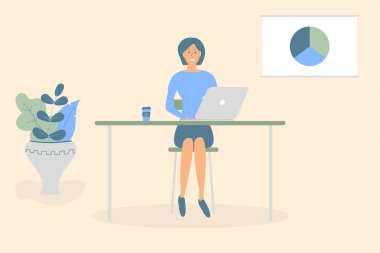 Sevimli kadın serbest masada bilgisayar tarafından çalışır. Başarılı kadın karakter. Kahve fincanı ile masada dizüstü bilgisayar ile genç sakin serbest işçi. Bilgi grafikleri içeren poster. Düz çizgi film vektörü 