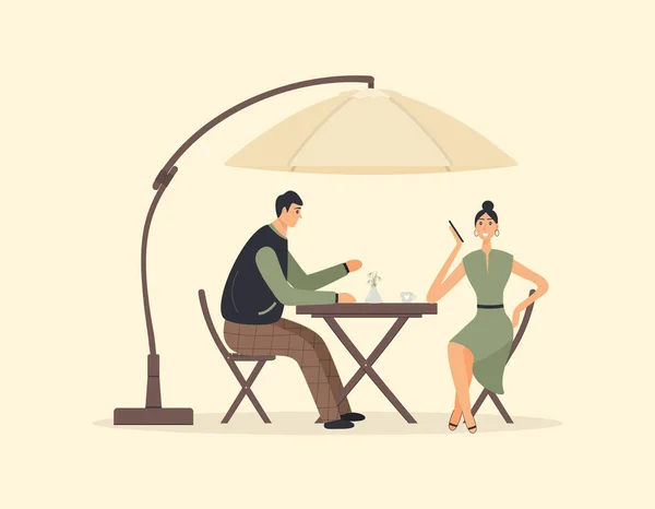 男と女がカフェのテーブルに座っている 彼氏は喫茶店で彼女と話していた 女性は携帯電話で電話する 日付に愛の男と女 太陽から傘の下で木製の家具 ベクトル — ストックベクタ