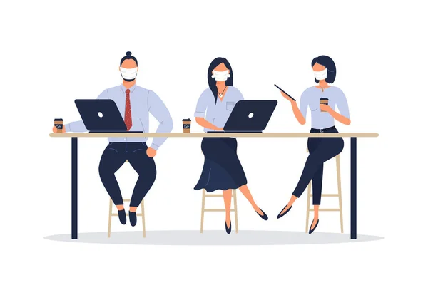 여성과 동료들은 개인용 마스크를 책상에 있거나 카페에서 일하거나 노트북과 태블릿에서 — 스톡 벡터