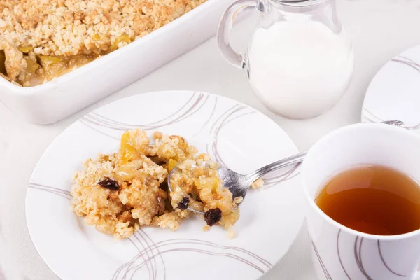 Tea Geserveerd Met Traditionele Britse Apple Rabarber Crumble Een Gedeelte — Stockfoto