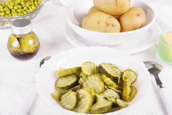 Comida Simple Saludable Pepinillos Rodajas Tazón Blanco Papas Hervidas Guisantes —  Fotos de Stock