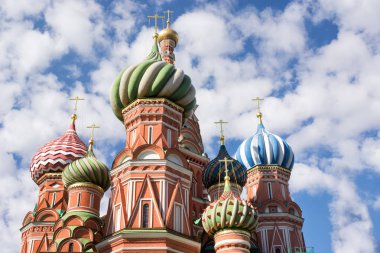 St Basil Katedrali kubbeler pitoresk gökyüzü, Moskova, Rusya