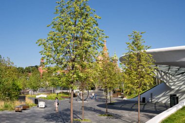 Moskova, Rusya - 9 Ağustos 2018: insanlar Park Zaryadye Moskova, Rusya'nın içinde. St Basils Cathedral içinde belgili tanımlık geçmiş