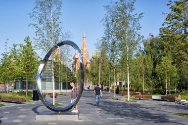 Moskova, Rusya - 9 Ağustos 2018: sıcak güneşli Park Zaryadye Moskova, Rusya üzerinde yürüyen insanlar. St Basils Cathedral içinde belgili tanımlık geçmiş
