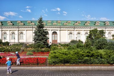 Moskova, Rusya - 9 Ağustos 2018: Moskova, Rusya'nın merkezinde Alexandrovsky bahçede su fıskiyeleri ile oynarken iki unrecognisable genç erkek. Manezh Central sergi salonu içinde belgili tanımlık geçmiş.