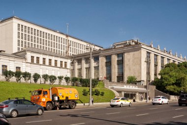 Moskova, Rusya 9 Ağustos 2018 - Mokhovaya sokak Alexandrovsky bahçesinden Manezh Central sergi salonu ve Moskova Üniversitesi eski bina üzerinde görünümü