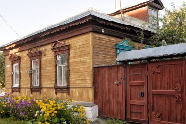 Kolomna, Rusya 14 Ağustos 2018 - ahşap ev ve ahşap kapı dekoratif ahşap, eski kasaba Kolomna Rusya'da oyma ile.