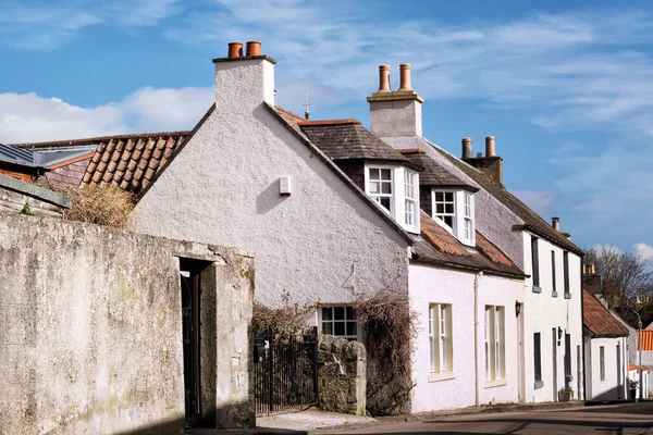 Staré bílé domy v historické vesnici Falkland ve Skotsku — Stock fotografie