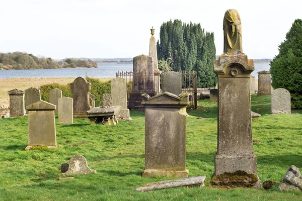 Antiguo cementerio cerca de las orillas del Lago Leven en Escocia, Loch Leve —  Fotos de Stock