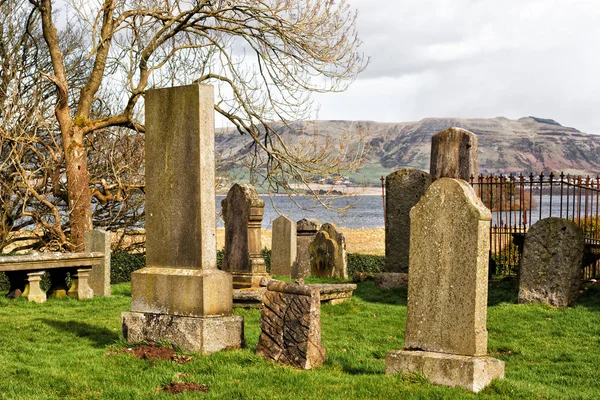 Alter friedhof am ufer von loch leven in schottland, uk. — Stockfoto