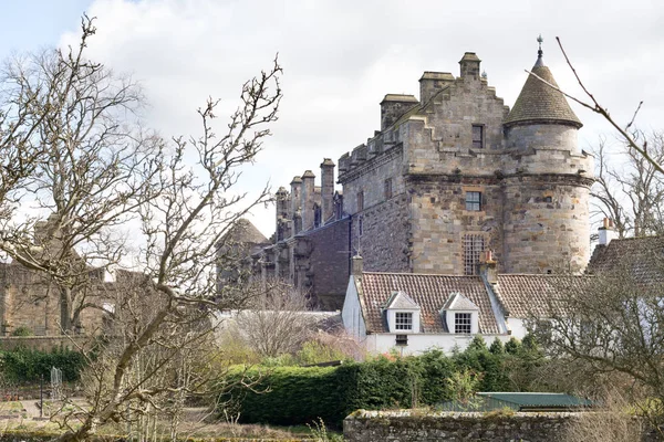 Blick über den Falkenpalast im Dorf Falkland in Schottland Stockbild