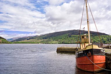 Tekne Inverara kasabasında Loch Fyne limanında berthed